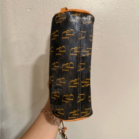 NWOT Dooney & Bourke Black with Brown Trim Barrel Shoulder Bag 🤎 - Picture 6 of 10
